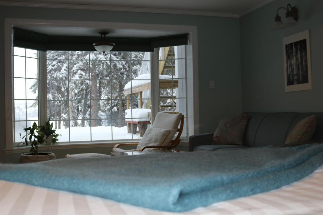 Great Slave Lakeside Bed & Breakfast Йеллоунайф Экстерьер фото